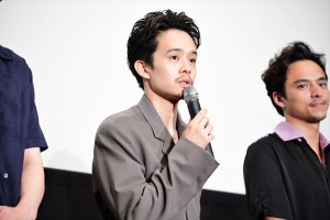 『君が君で君だ』完成披露舞台挨拶に登壇した池松壮亮