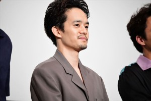 『君が君で君だ』完成披露舞台挨拶に登壇した池松壮亮