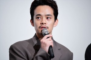 『君が君で君だ』完成披露舞台挨拶に登壇した池松壮亮