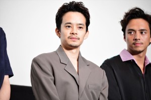 『君が君で君だ』完成披露舞台挨拶に登壇した池松壮亮