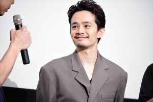 『君が君で君だ』完成披露舞台挨拶に登壇した池松壮亮