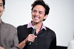 『君が君で君だ』完成披露舞台挨拶に登壇した満島真之介