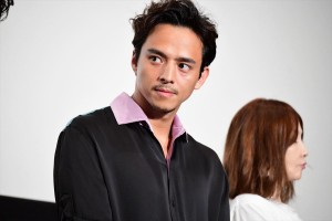 『君が君で君だ』完成披露舞台挨拶に登壇した満島真之介