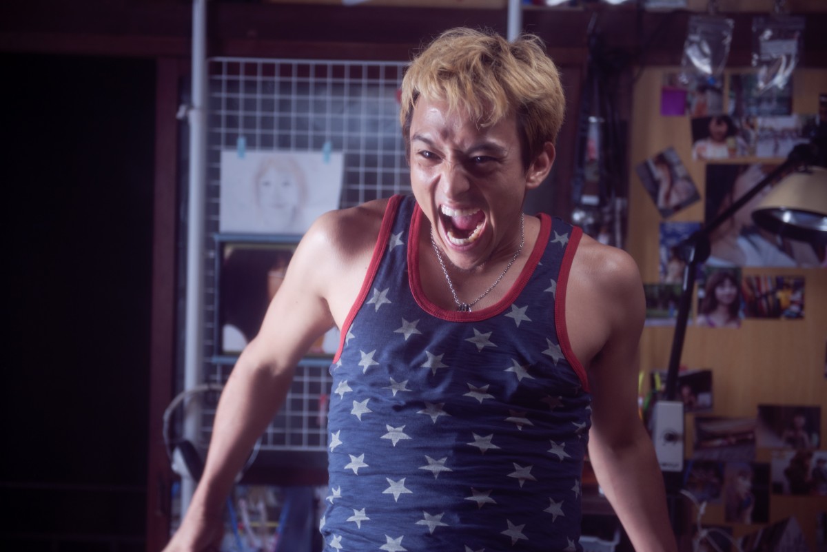 『君が君で君だ』満島真之介演じる金髪×柄シャツのブラピ新カット解禁