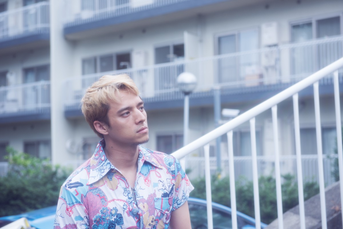『君が君で君だ』満島真之介演じる金髪×柄シャツのブラピ新カット解禁
