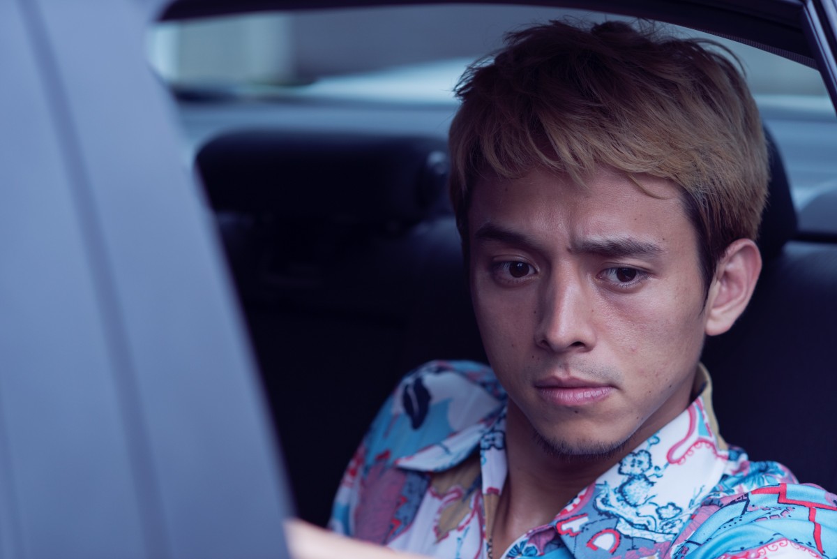 『君が君で君だ』満島真之介演じる金髪×柄シャツのブラピ新カット解禁