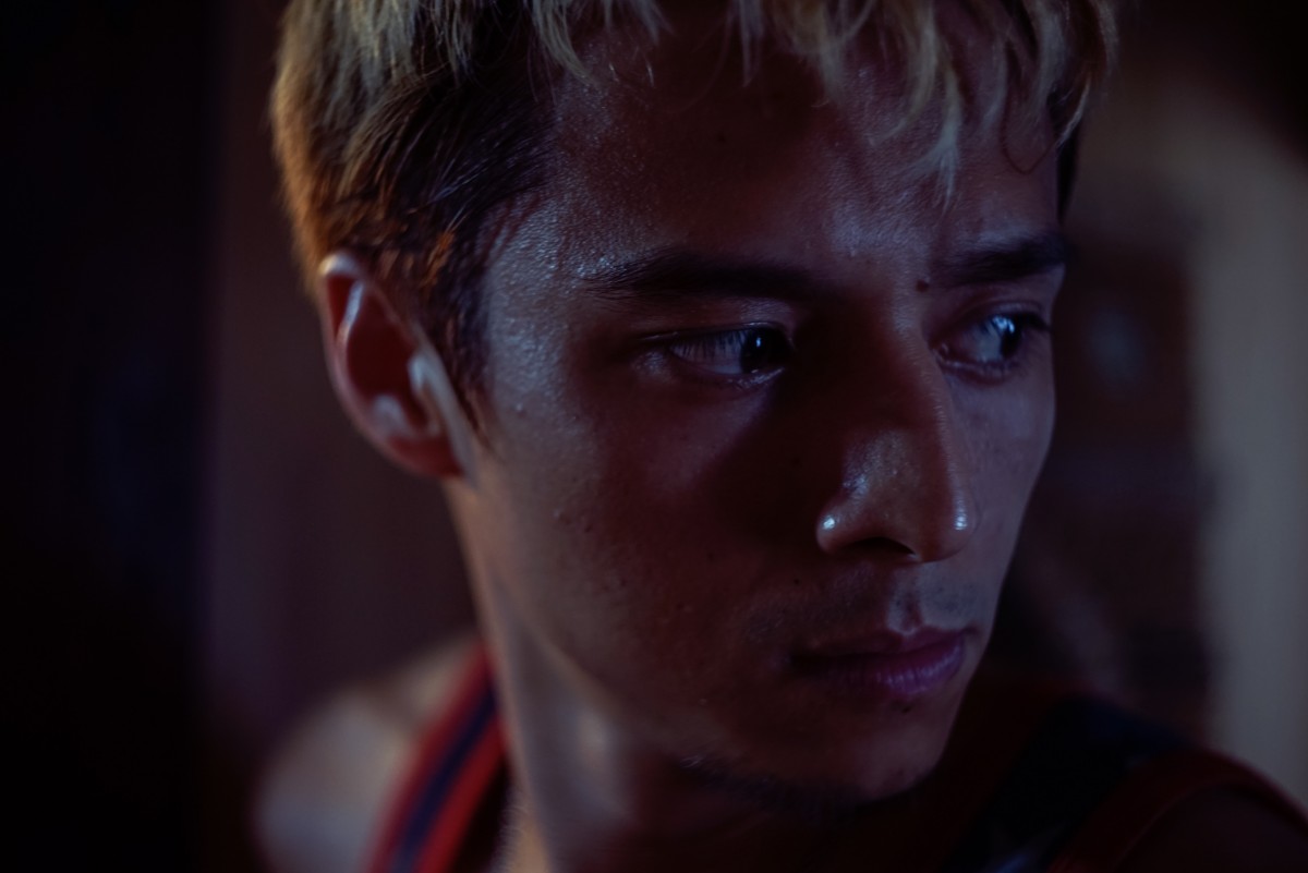『君が君で君だ』満島真之介演じる金髪×柄シャツのブラピ新カット解禁