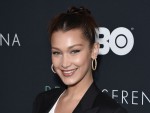 【写真】ベラ・ハディッド、セクシーなトップレス姿披露
