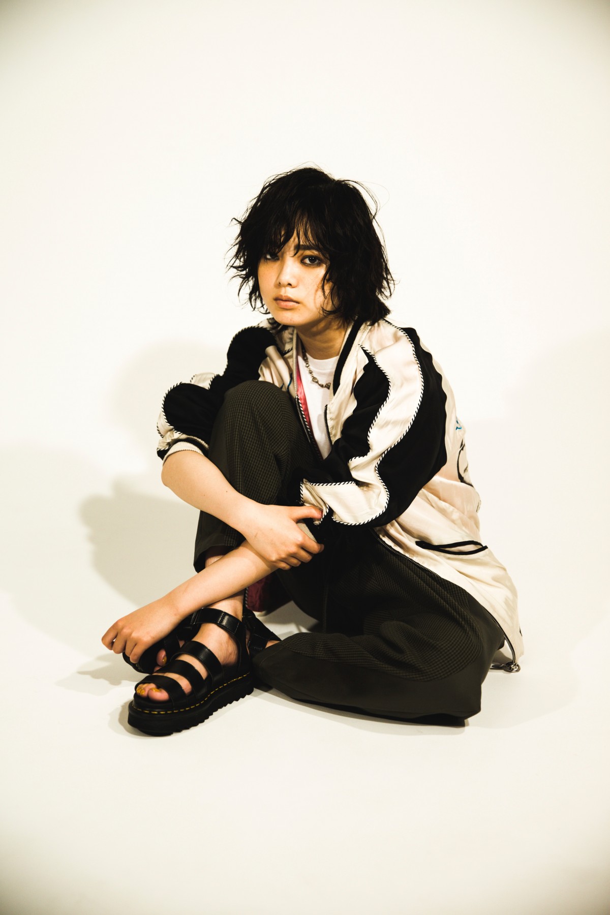 欅坂46全員がモデルに　ガーリー＆クールなファッションマガジン発売