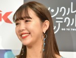 サイケデリックなビキニ姿でかわいく動き回った藤田ニコル