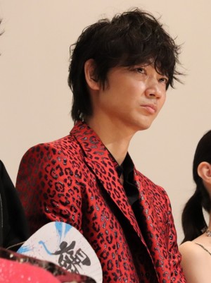 映画『パンク侍、斬られて候』初日舞台挨拶に登壇した綾野剛