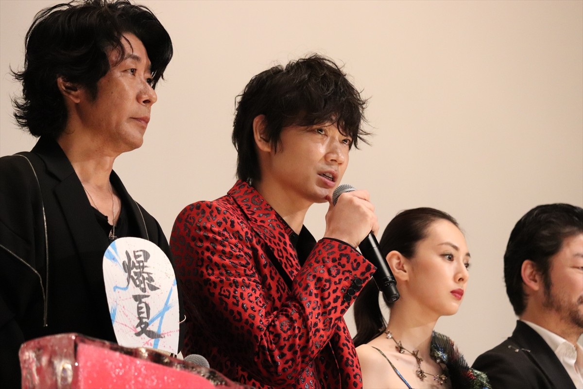 綾野剛、浅野忠信の暴走アドリブに苦戦 「本当にカオス状態だった」