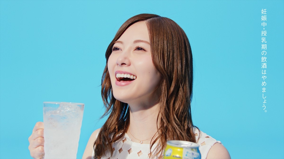 白石麻衣、大胆なさらし姿で和太鼓に挑戦『氷結』新CMオンエア開始