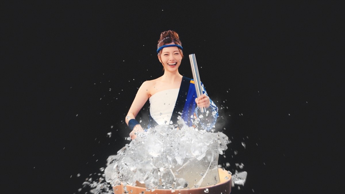 白石麻衣、大胆なさらし姿で和太鼓に挑戦『氷結』新CMオンエア開始