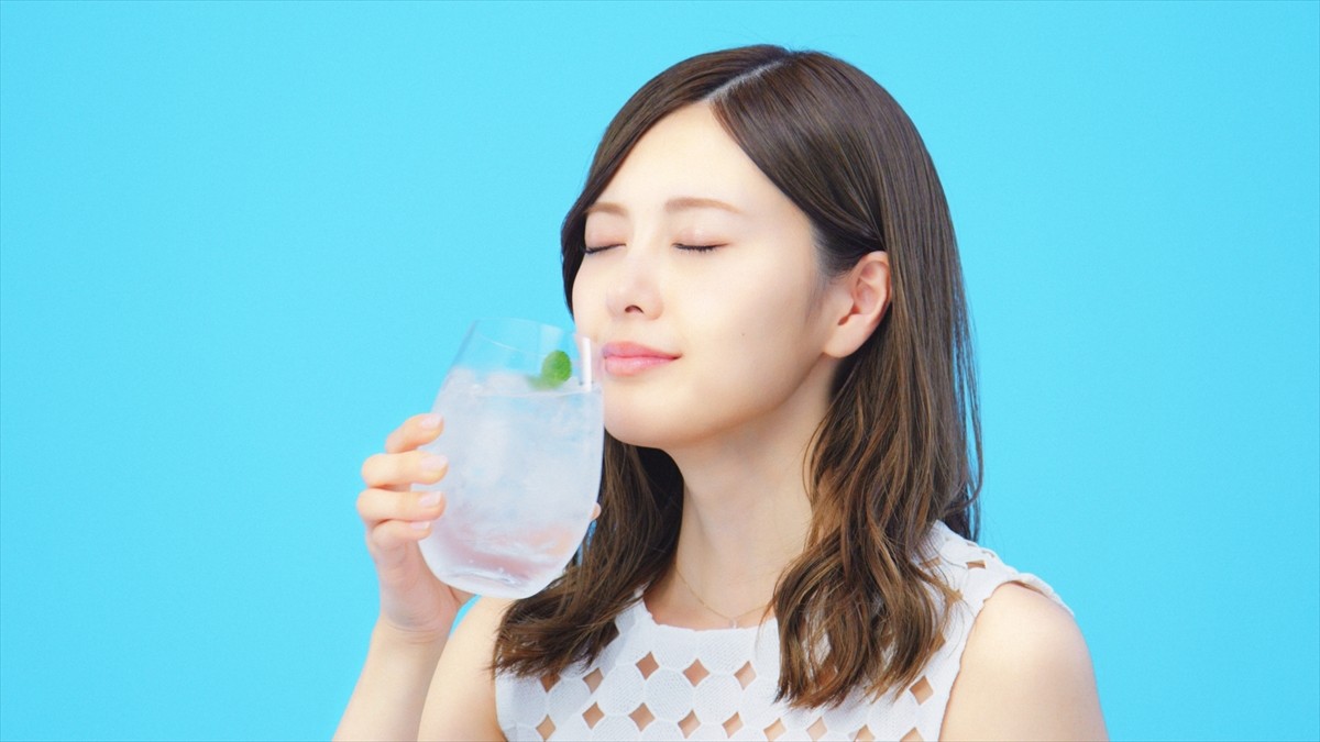 白石麻衣、大胆なさらし姿で和太鼓に挑戦『氷結』新CMオンエア開始