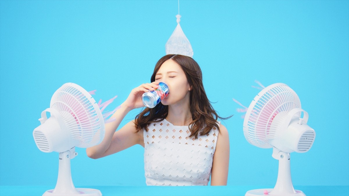 白石麻衣、大胆なさらし姿で和太鼓に挑戦『氷結』新CMオンエア開始