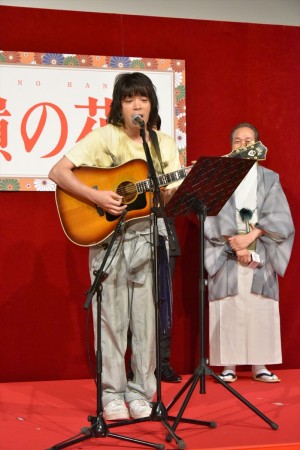 ドラマ『高嶺の花』記者会見にて弾き語りを披露した峯田和伸