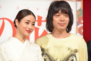 ドラマ『高嶺の花』記者会見に出席した石原さとみ（左）と峯田和伸（右）
