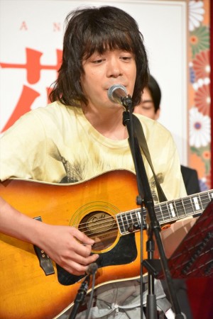 ドラマ『高嶺の花』記者会見にて弾き語りを披露した峯田和伸