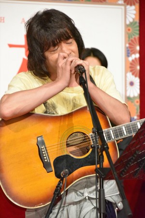 ドラマ『高嶺の花』記者会見にて弾き語りを披露した峯田和伸