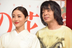 ドラマ『高嶺の花』記者会見に出席した石原さとみ（左）と峯田和伸（右）