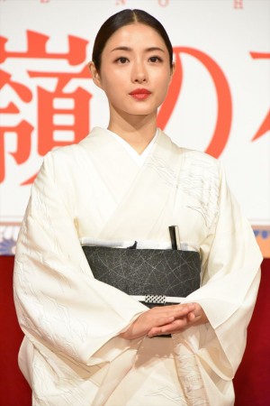 ドラマ『高嶺の花』記者会見に出席した石原さとみ