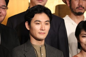 映画『泣き虫しょったんの奇跡』完成披露舞台挨拶に登壇した松田龍平