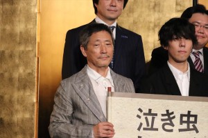 映画『泣き虫しょったんの奇跡』完成披露舞台挨拶に登壇した小林薫