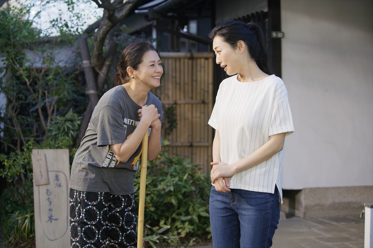 8人の豪華女優が集結　小泉今日子主演『食べる女』シーン写真初解禁