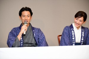 ドラマ『義母と娘のブルース』制作発表に出席した竹野内豊（左）と綾瀬はるか（右）