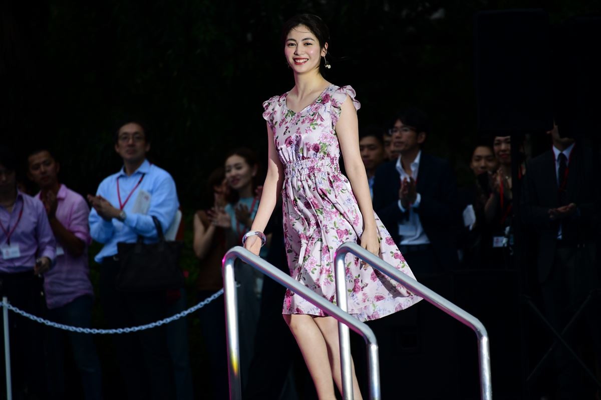 chay、美ボディの秘訣は「やべえ棒」 ナイトプールで明かす