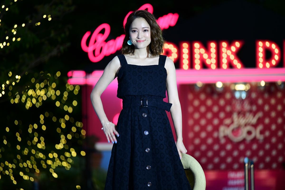 chay、美ボディの秘訣は「やべえ棒」 ナイトプールで明かす