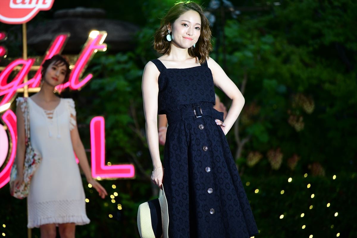chay、美ボディの秘訣は「やべえ棒」 ナイトプールで明かす
