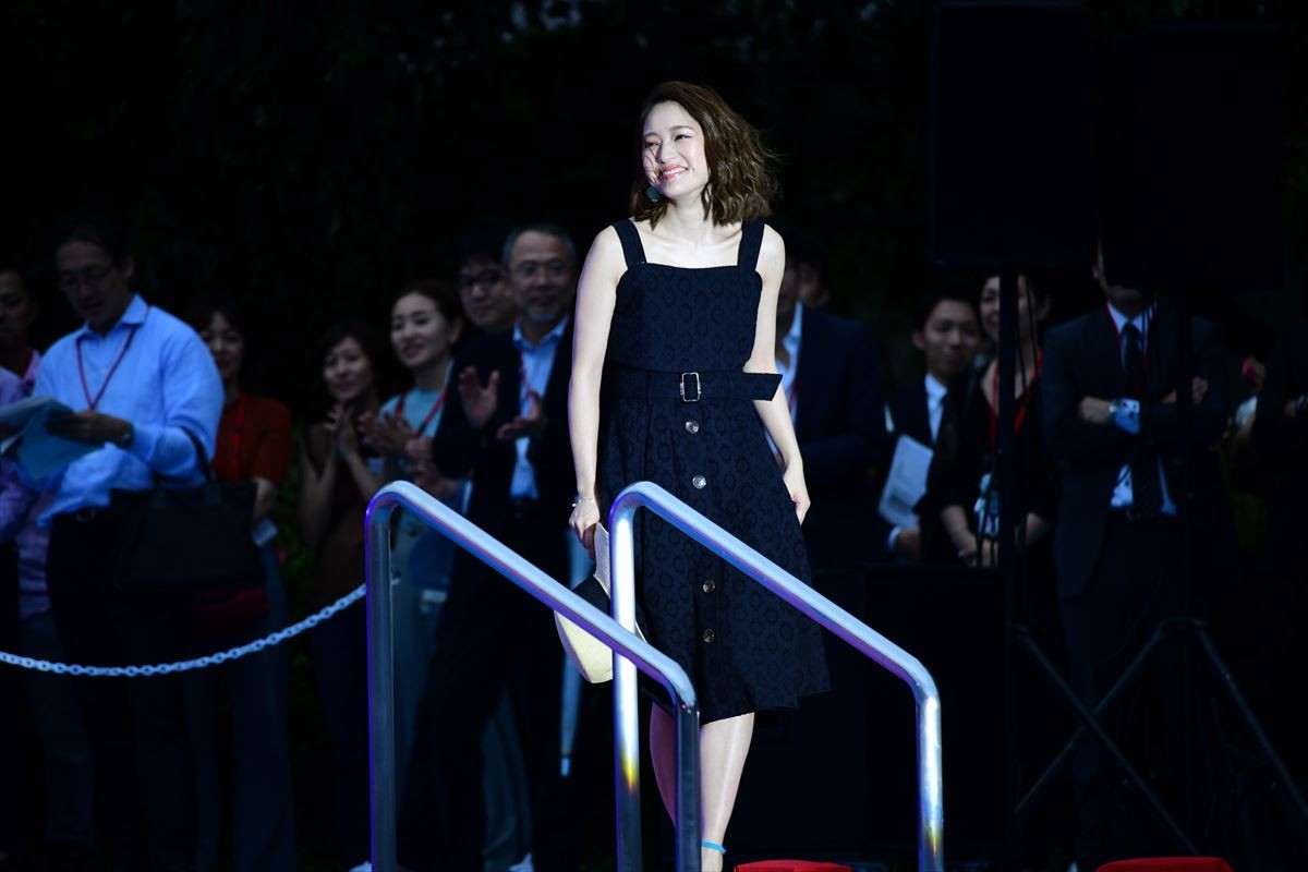 chay、美ボディの秘訣は「やべえ棒」 ナイトプールで明かす