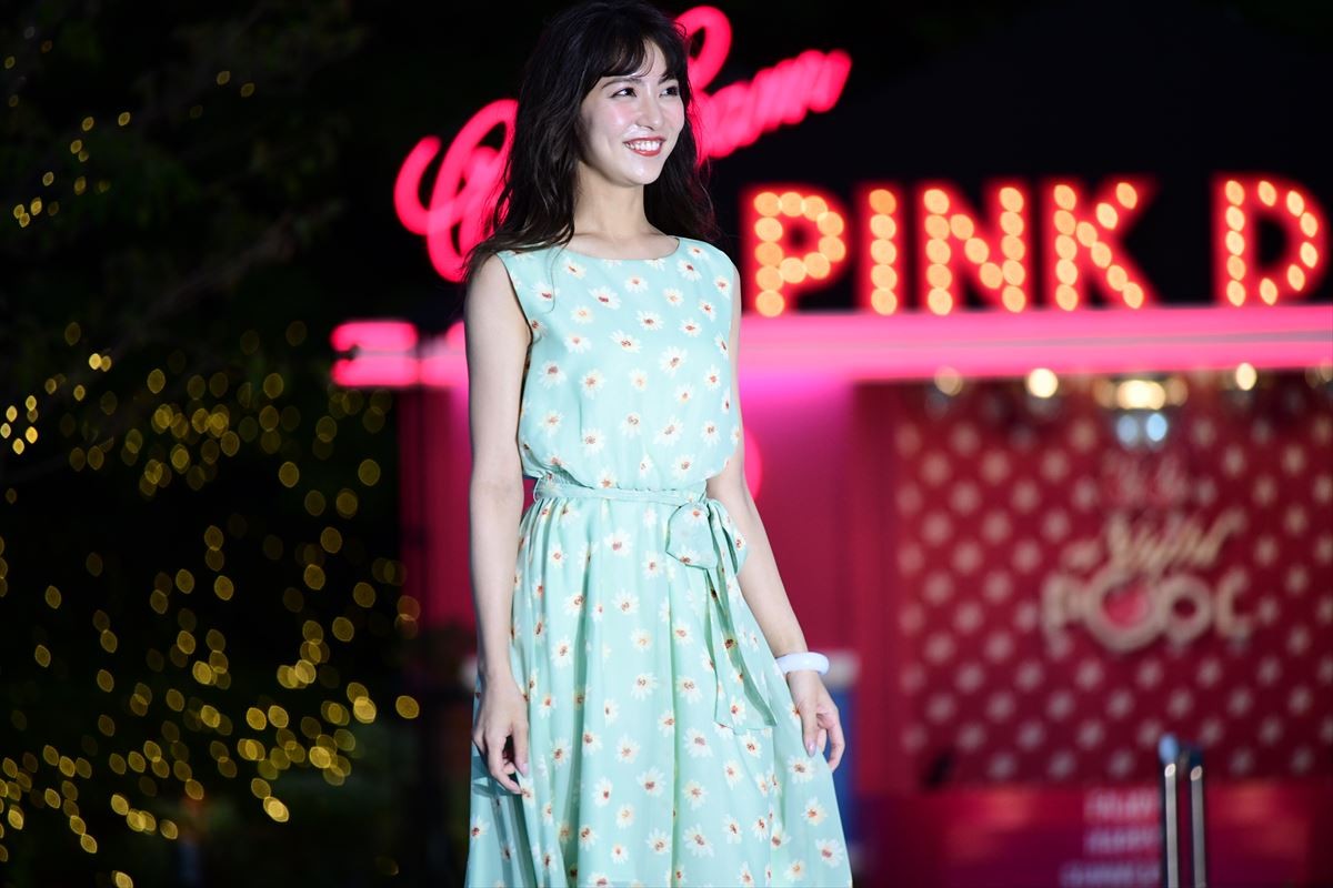 chay、美ボディの秘訣は「やべえ棒」 ナイトプールで明かす