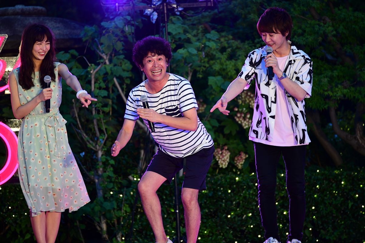 chay、美ボディの秘訣は「やべえ棒」 ナイトプールで明かす