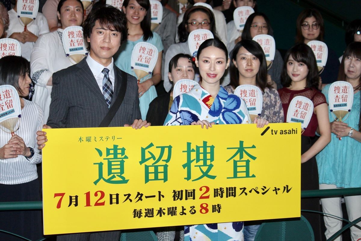 ドラマ『遺留捜査』完成披露試写会＆舞台挨拶に出席した上川隆也（左）と栗山千明（右）