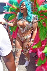 歌手のリアーナはド派手なサンバコスチュームでカーニバルに参加。