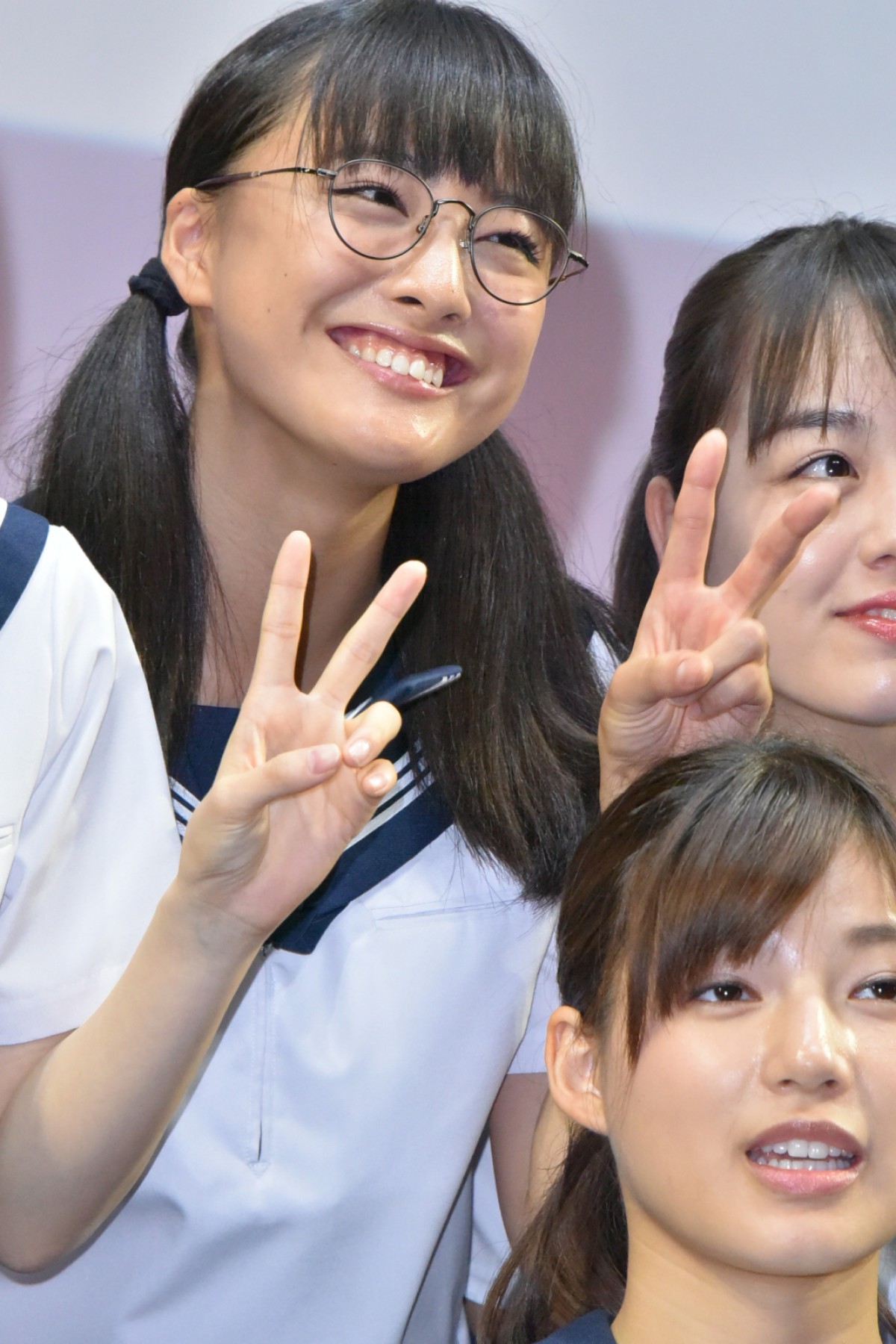土屋太鳳、『チア☆ダン』ダンス猛練習中 “指スマ”でチームワーク最高