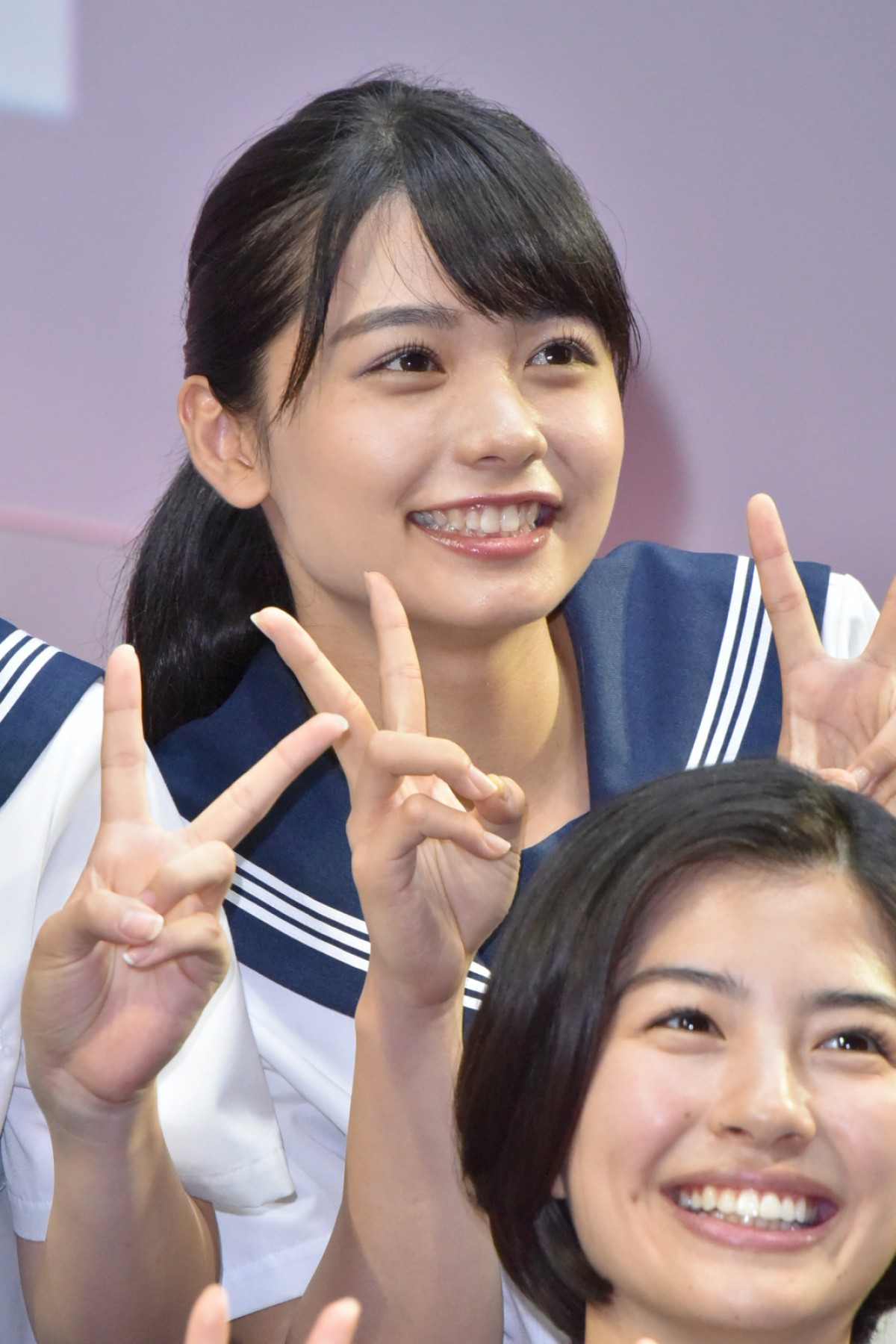 土屋太鳳、『チア☆ダン』ダンス猛練習中 “指スマ”でチームワーク最高