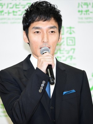 パラスポーツ応援チャリティーソング『雨あがりのステップ』寄付贈呈式に出席した草なぎ剛