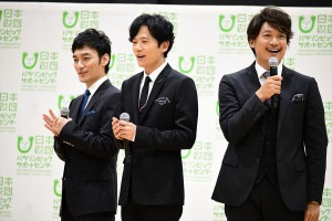 パラスポーツ応援チャリティーソング『雨あがりのステップ』寄付贈呈式に出席した（左から）草なぎ剛、稲垣吾郎、香取慎吾