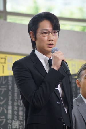 ドラマ『ハゲタカ』制作発表記者会見に登場した綾野剛