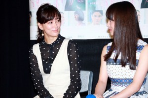 NHKドラマ『透明なゆりかご』記者会見に出席した水川あさみ（左）、清原果耶（右）