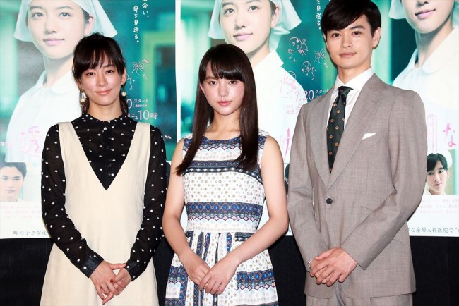NHKドラマ『透明なゆりかご』記者会見に出席した(左から)水川あさみ、清原果耶、瀬戸康史