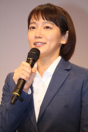 吉岡里帆、『健康で文化的な最低限度の生活』制作発表に登場