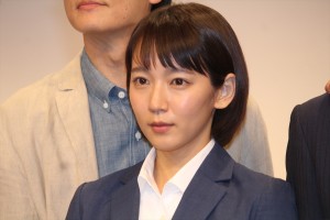吉岡里帆、『健康で文化的な最低限度の生活』制作発表に登場
