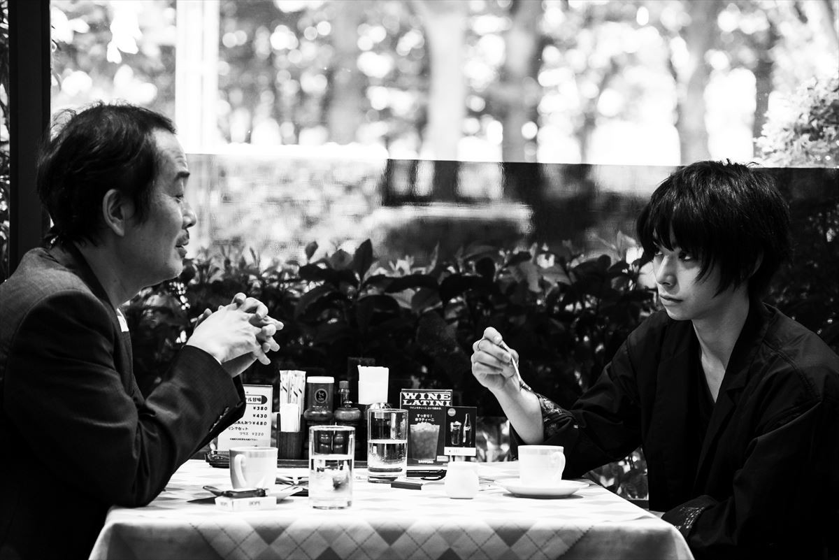 村上虹郎主演『銃』、赤に染まる強烈ポスター＆モノクロ場面カット公開