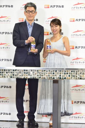 「ハナマルキッチン2018」記者発表会に出席したとハナマルキ株式会社常務執行役員マーケティング部部長平田伸行氏（左）と内山理名（右）