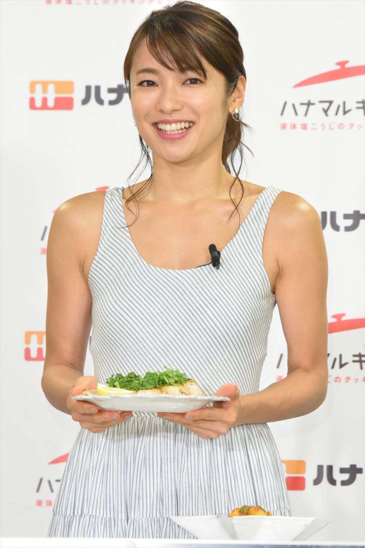 内山理名、大人の色気　ノースリーブワンピで料理へのこだわり語る
